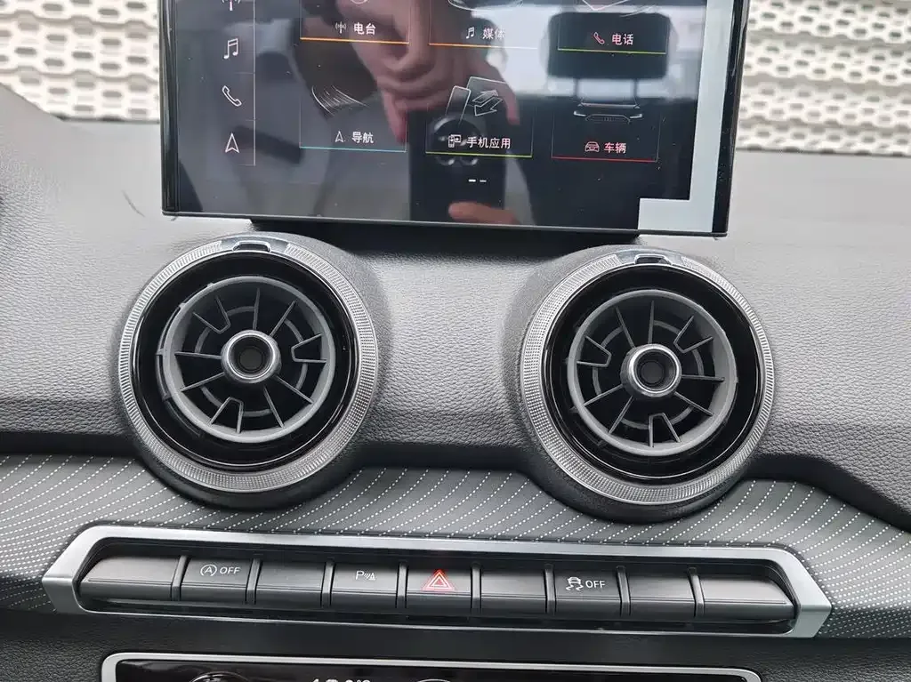 Audi Q2L 2025 из CN, фото 7