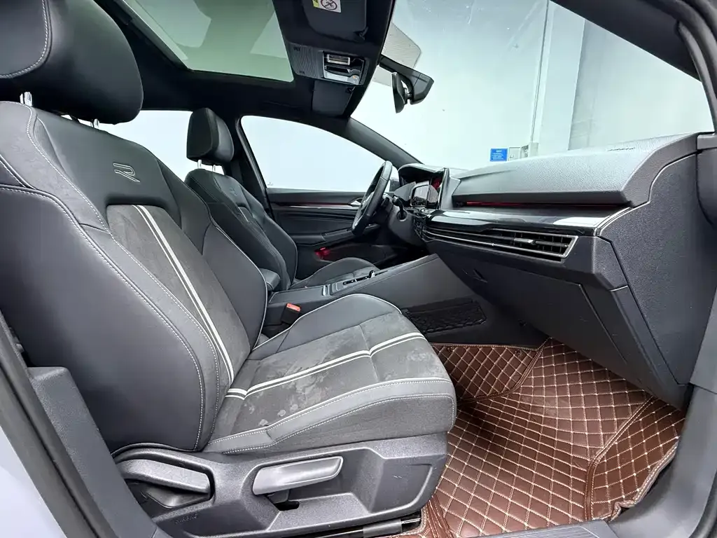 Volkswagen Golf 2023 из CN, фото 10