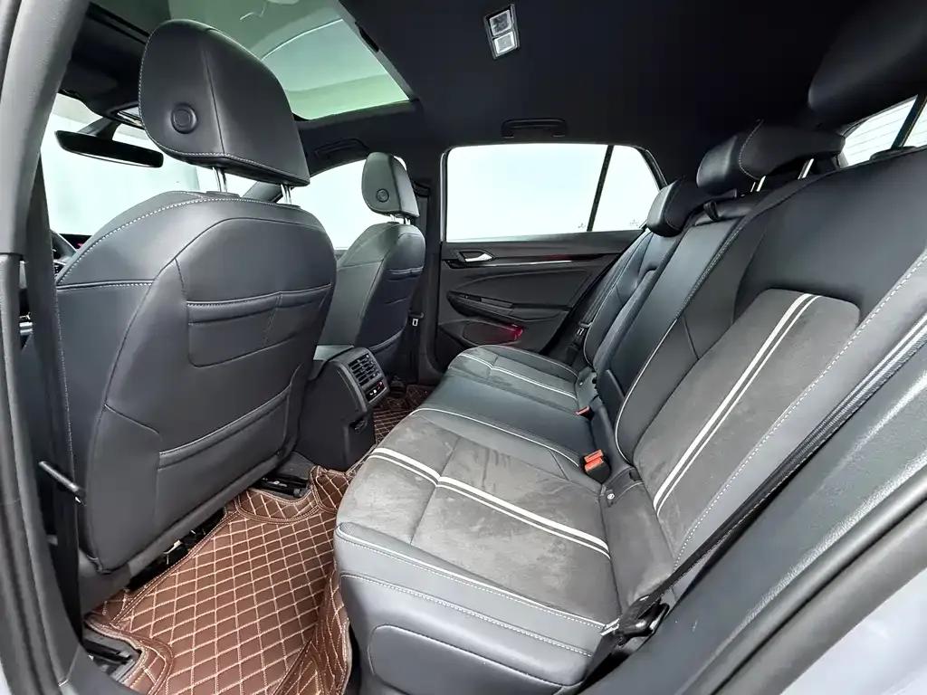 Volkswagen Golf 2023 из CN, фото 8