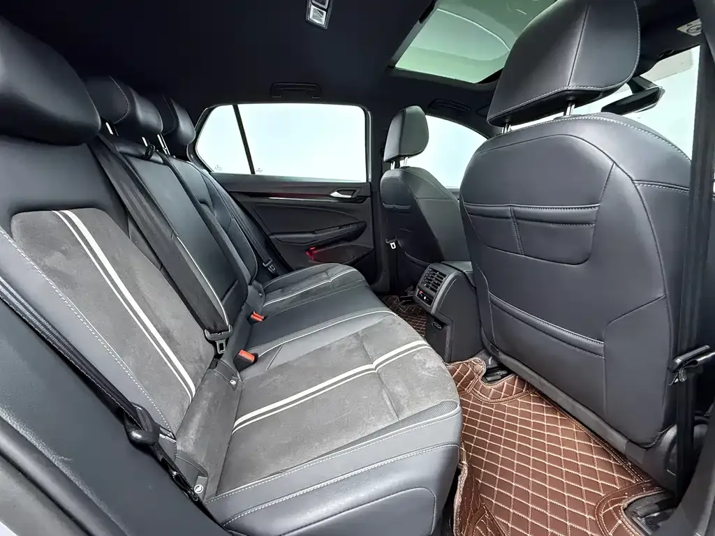 Volkswagen Golf 2023 из CN, фото 9