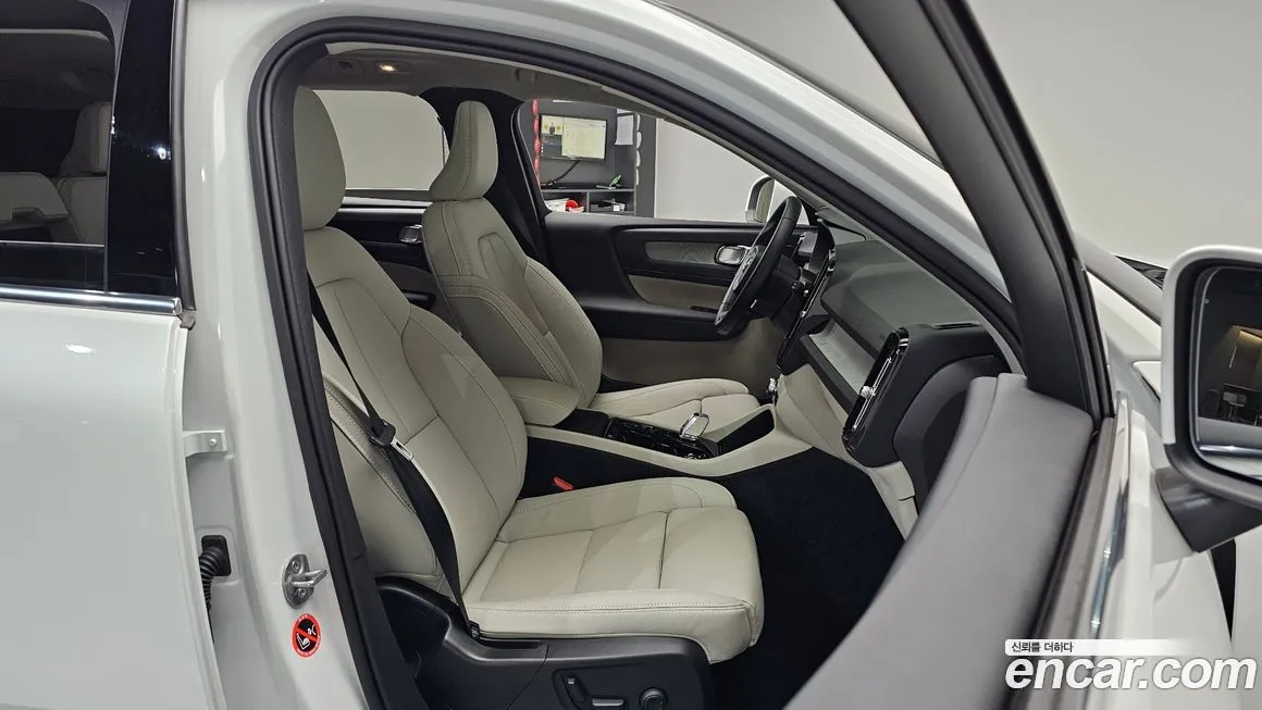 Volvo XC40 — фото 10