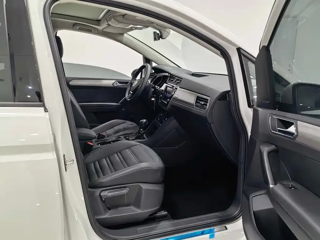 Volkswagen Touran 2021 из CN, фото 8