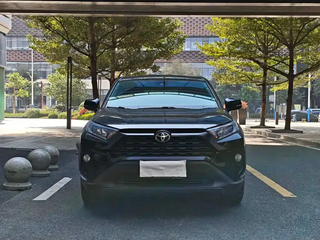 Toyota RAV4 2023 из CN, фото 2