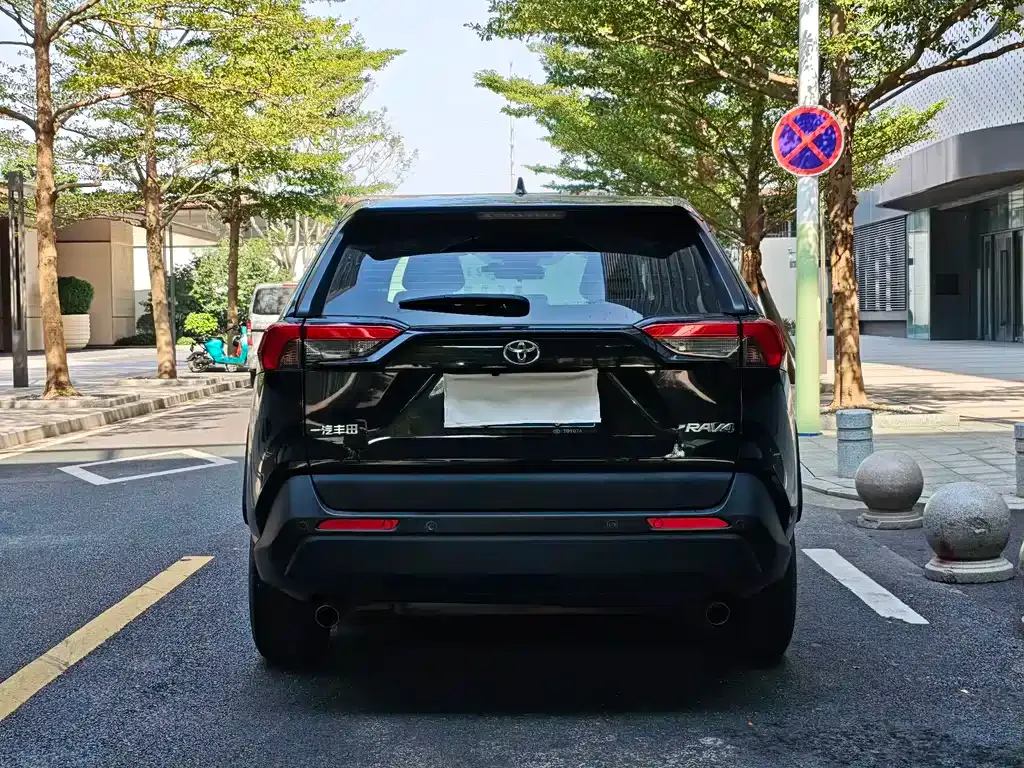 Toyota RAV4 2023 из CN, фото 3