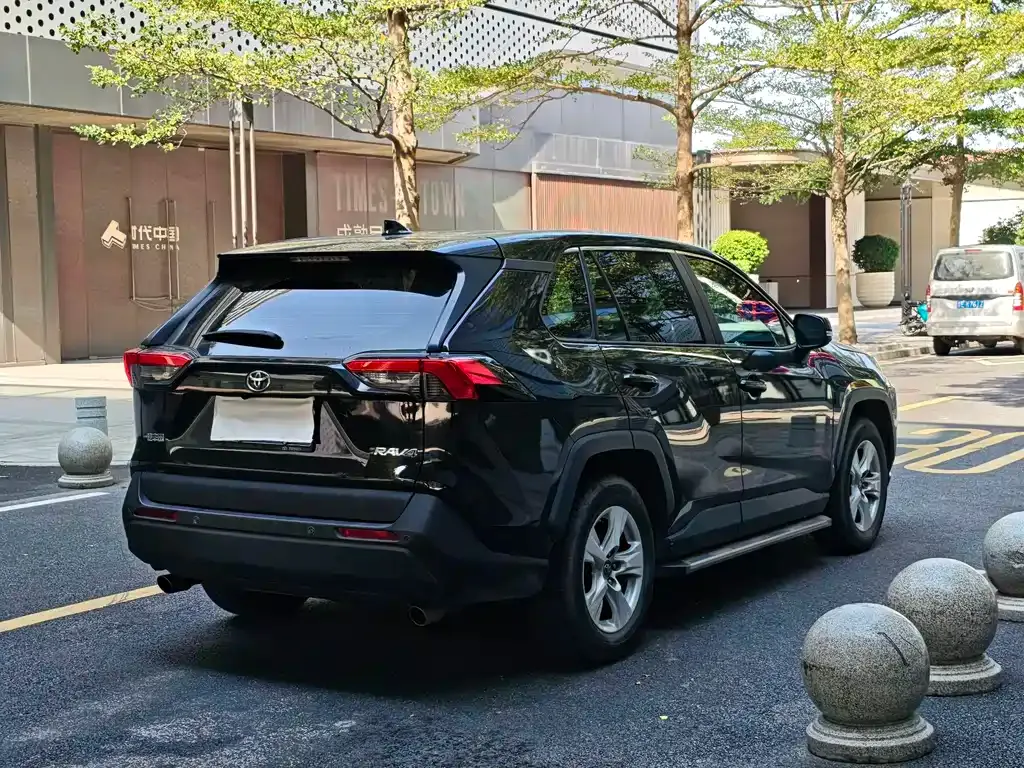 Toyota RAV4 2023 из CN, фото 4