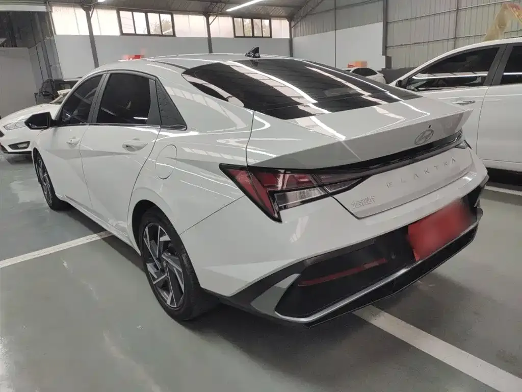 Hyundai Elantra — фото 5
