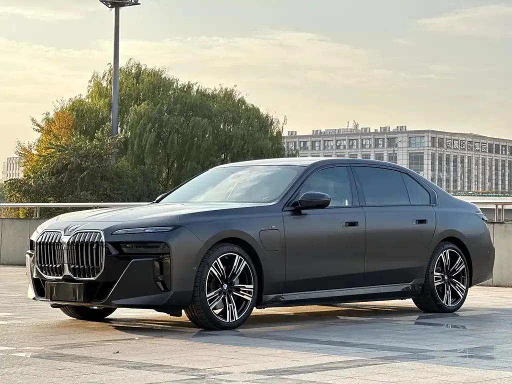 BMW i7 — фото 1