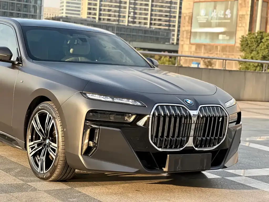 BMW i7 — фото 8