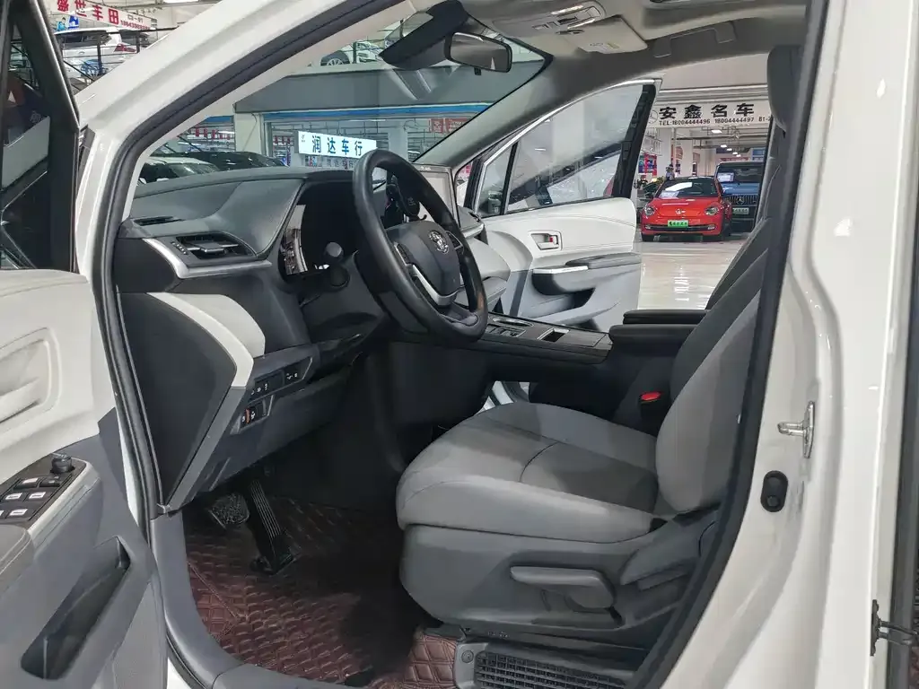 Toyota Granvia 2024 из CN, фото 4