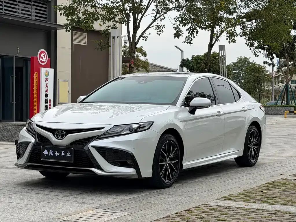 Toyota Camry 2023 из CN, фото 1