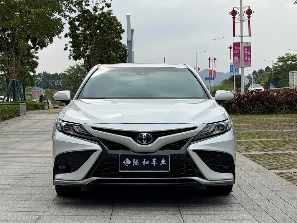 Toyota Camry 2023 из CN, фото 2