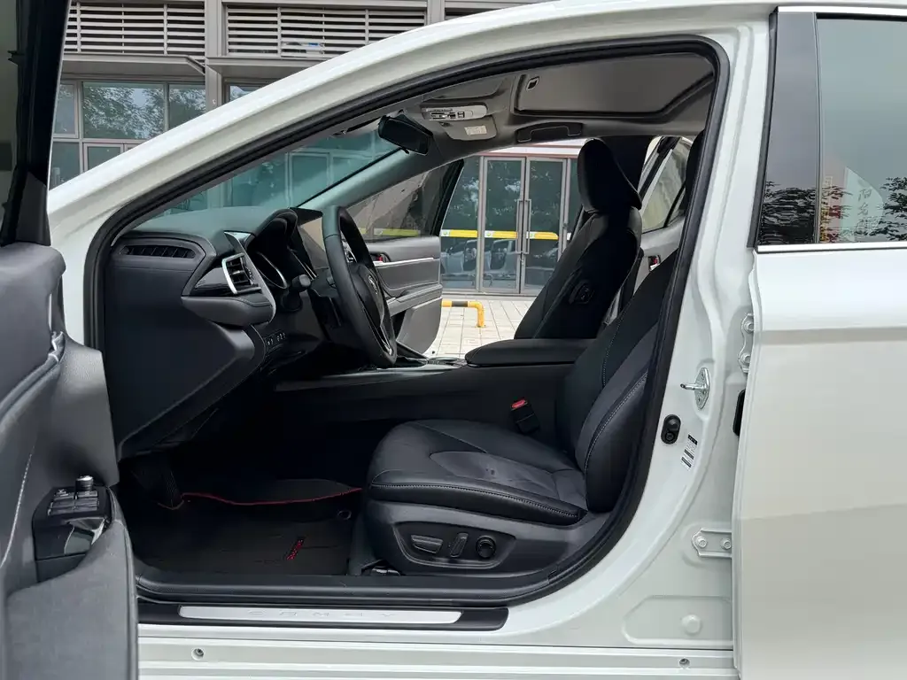 Toyota Camry 2023 из CN, фото 5