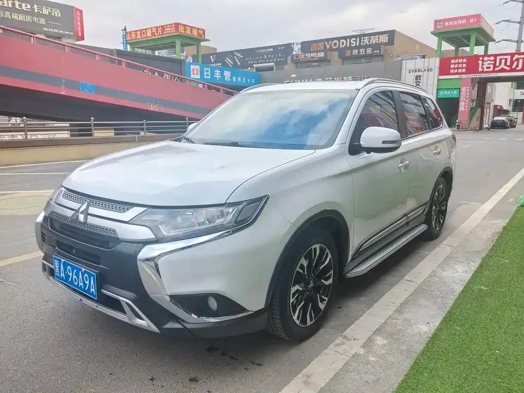 Mitsubishi Outlander 2021 из CN, фото 1