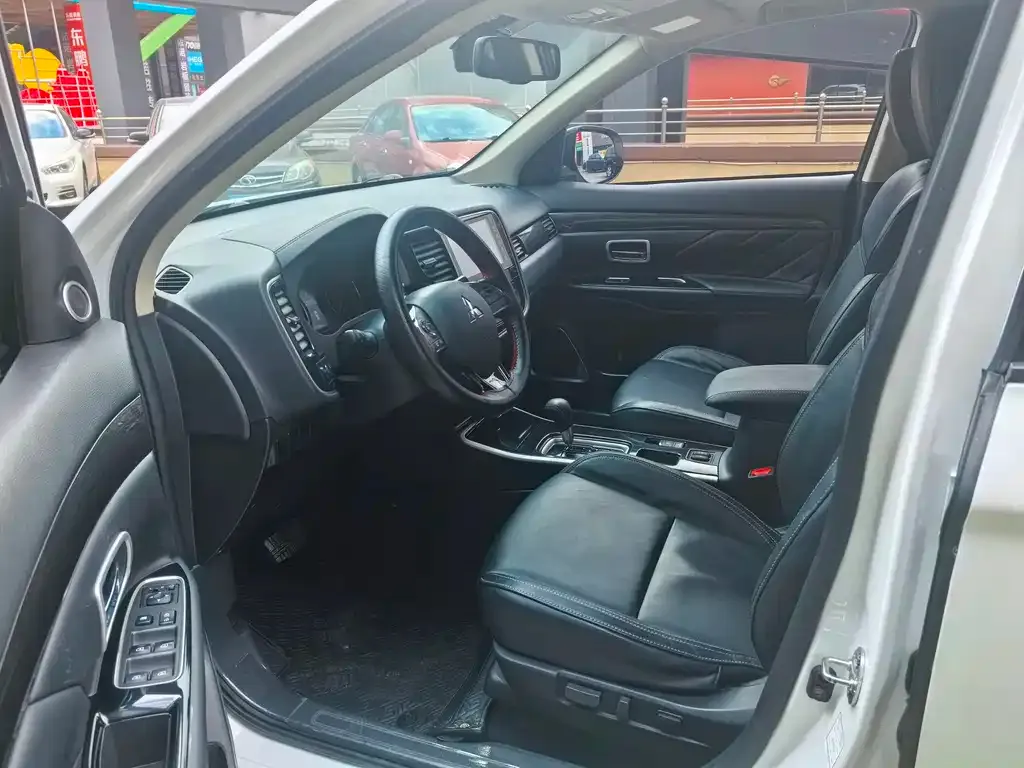 Mitsubishi Outlander 2021 из CN, фото 4