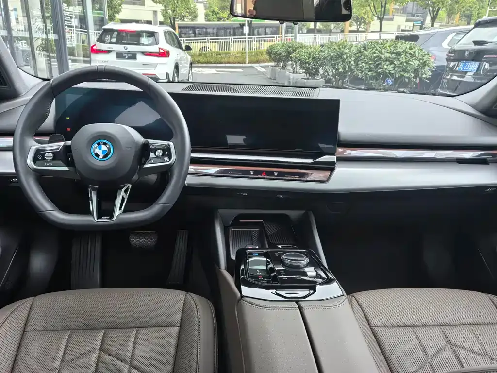 BMW i5 — фото 9