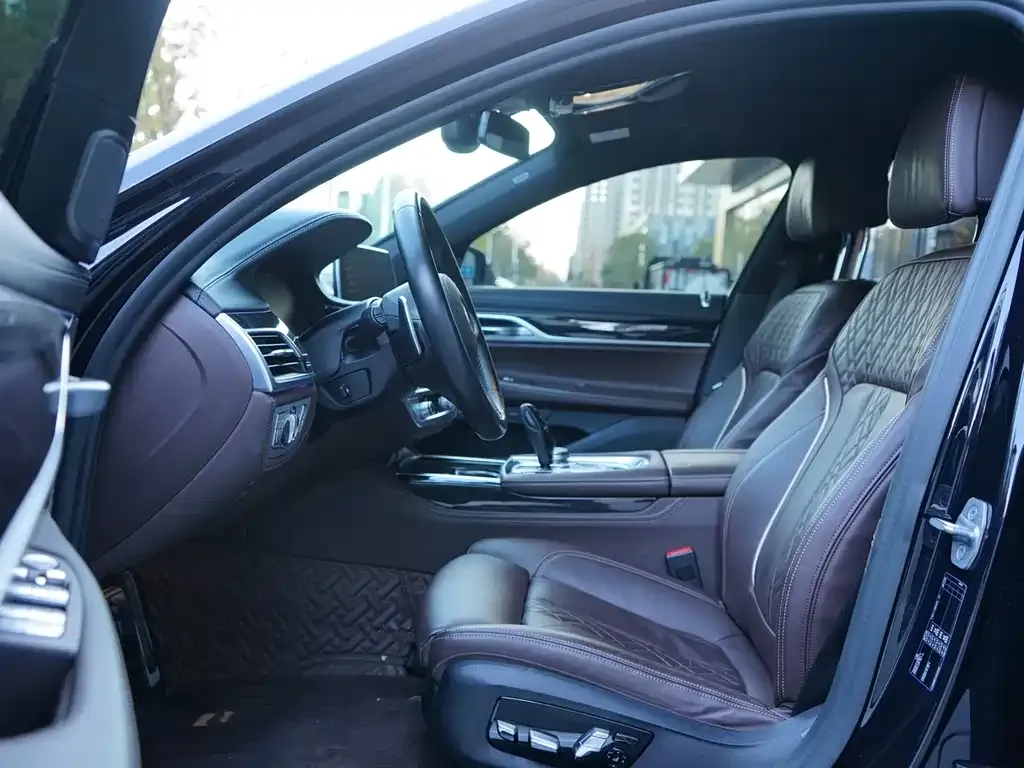 BMW 7 Series 2021 из CN, фото 8
