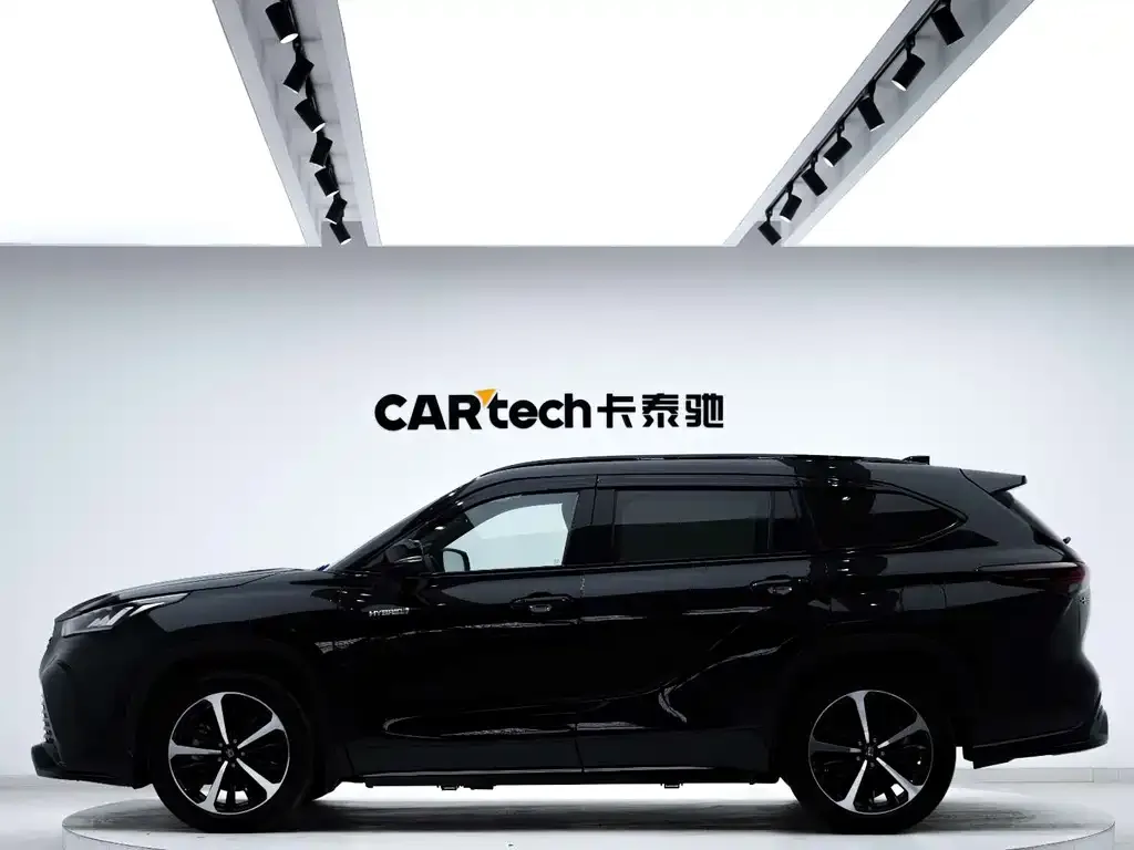 Toyota Crown Kluger 2023 из CN, фото 2