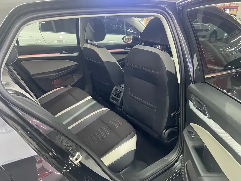 Volkswagen Golf 2021 из CN, фото 10