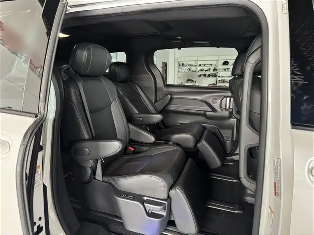 Toyota Sienna 2023 из CN, фото 2