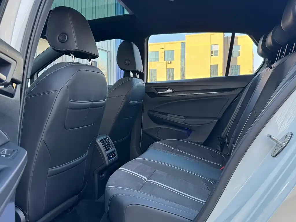 Volkswagen Golf 2023 из CN, фото 10