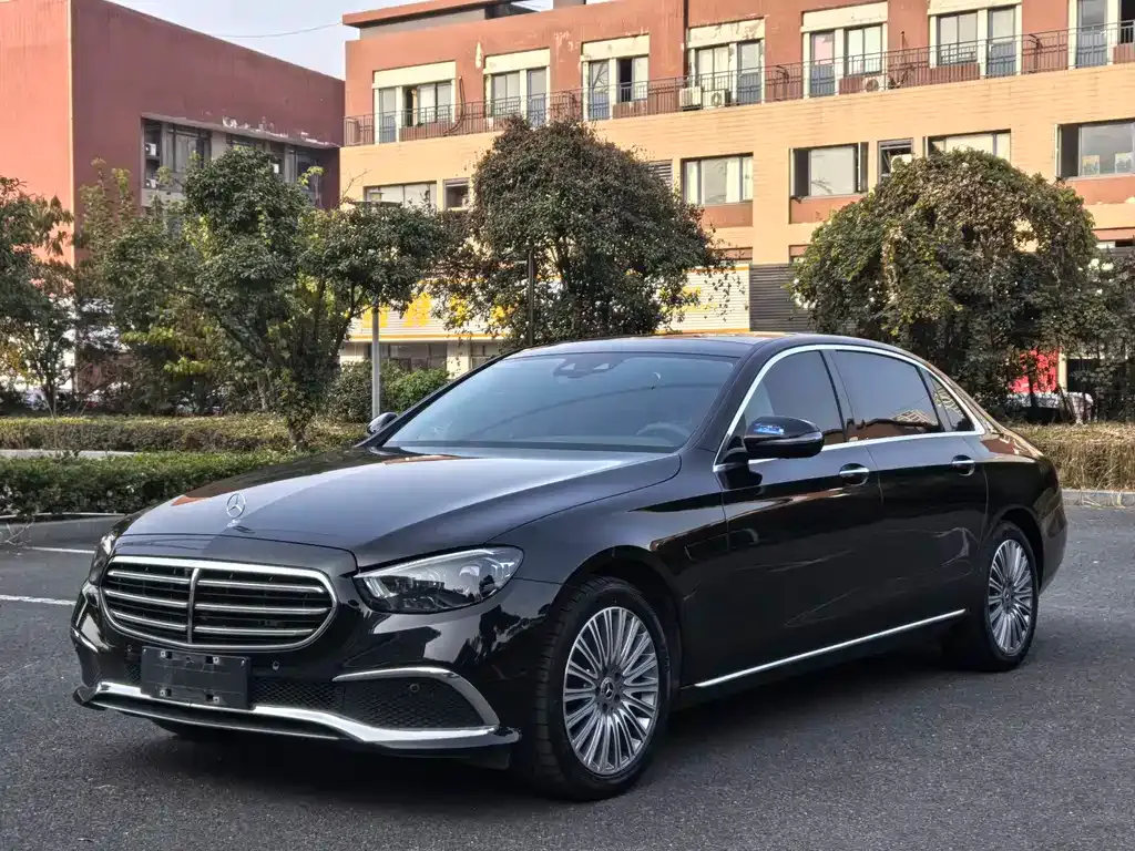 Mercedes-Benz E-Class — фото 1