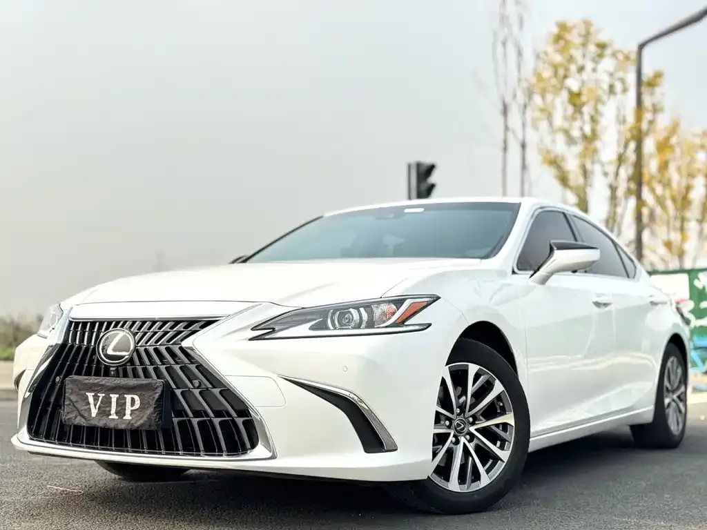 Lexus ES — фото 1