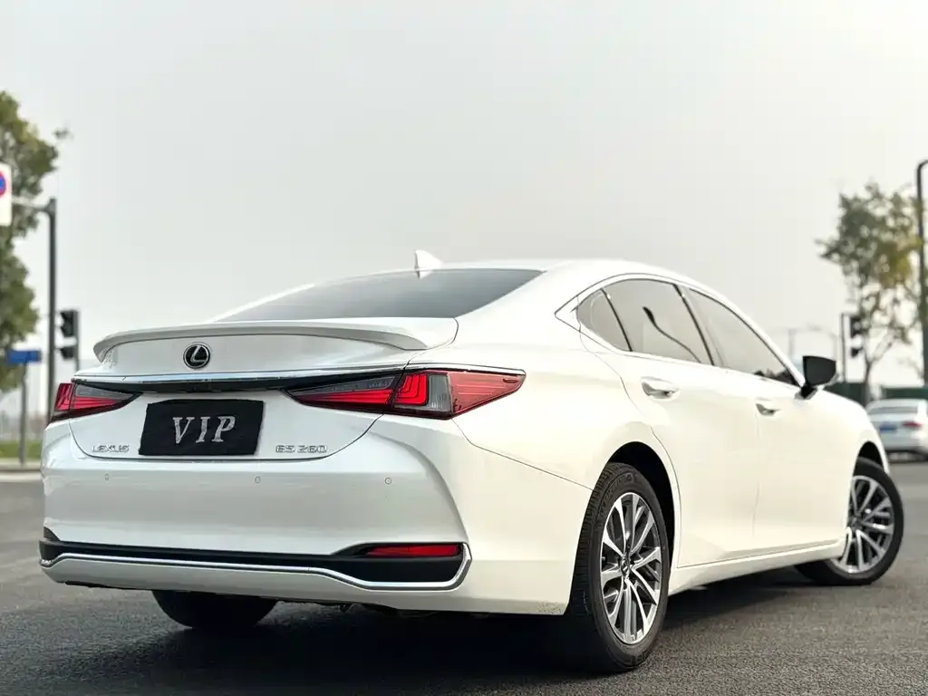 Lexus ES — фото 10