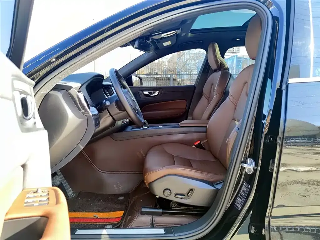 Volvo XC60 2023 из CN, фото 7