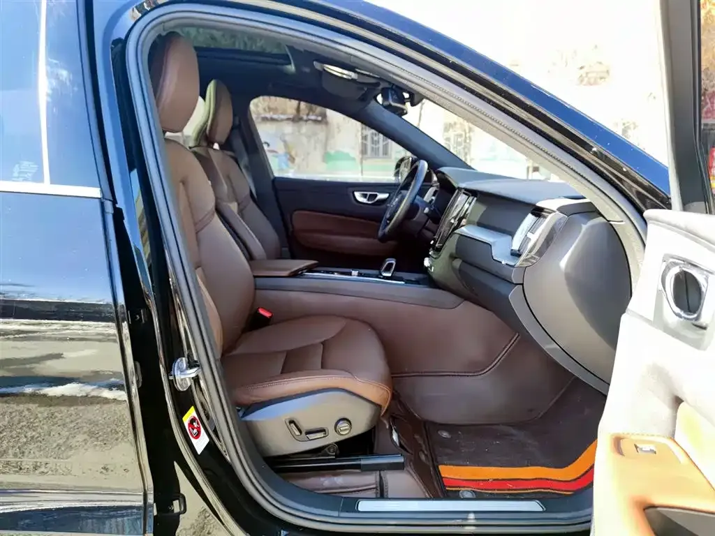 Volvo XC60 2023 из CN, фото 8