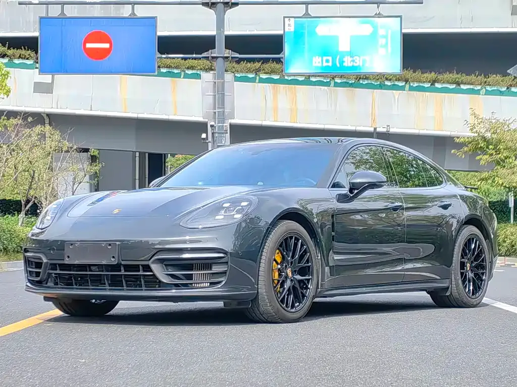 Porsche Panamera — фото 1