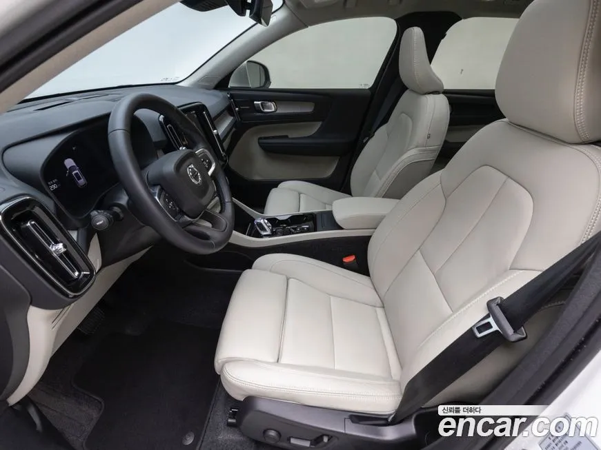 Volvo XC40 — фото 10