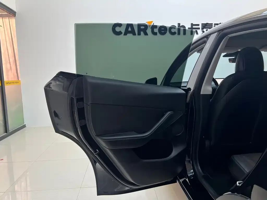 Tesla Model Y — фото 10