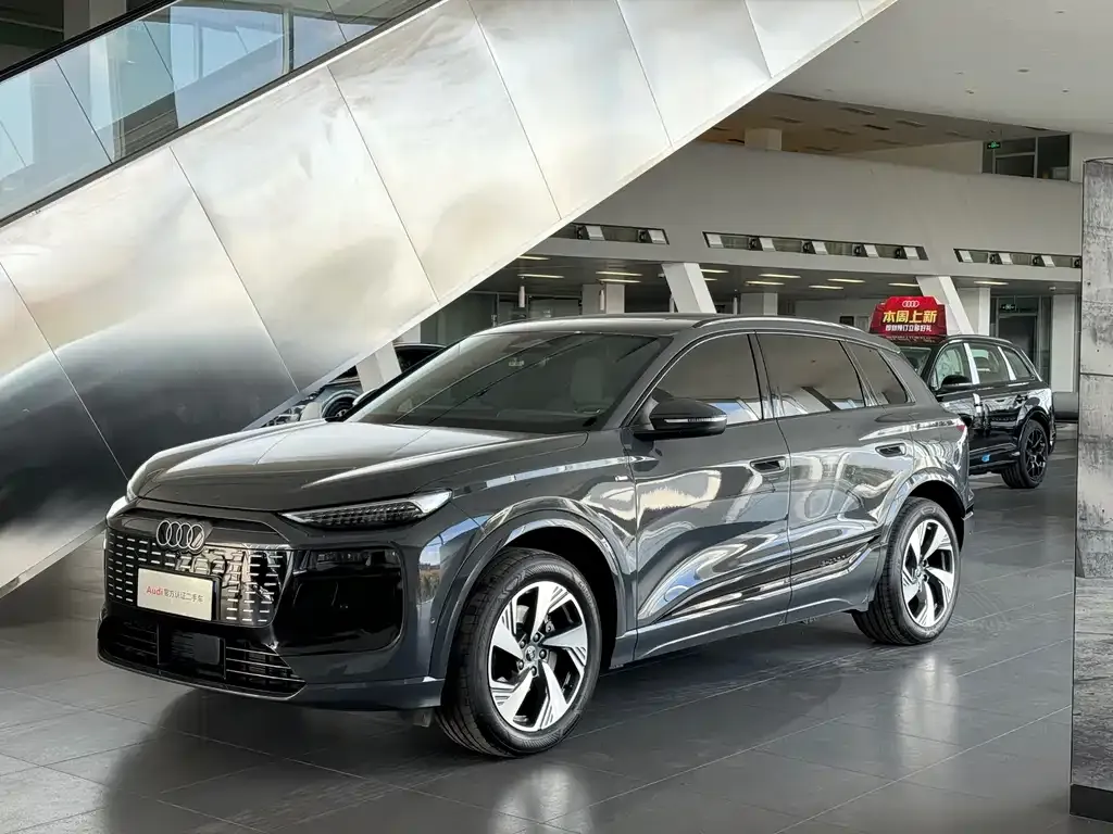 Audi Q6L e-tron — фото 1