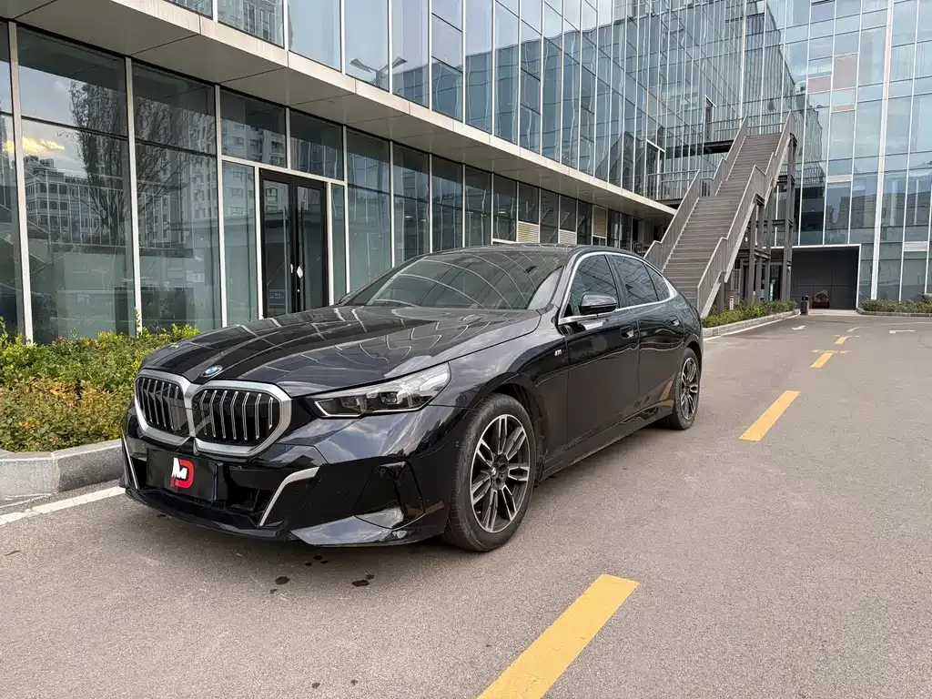 BMW 5 Series 2024 из CN, фото 1