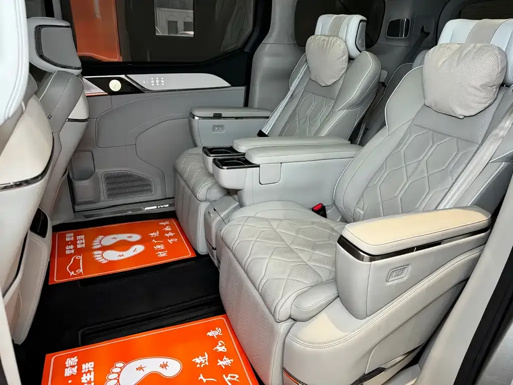 Volvo EM90 2024 из CN, фото 8