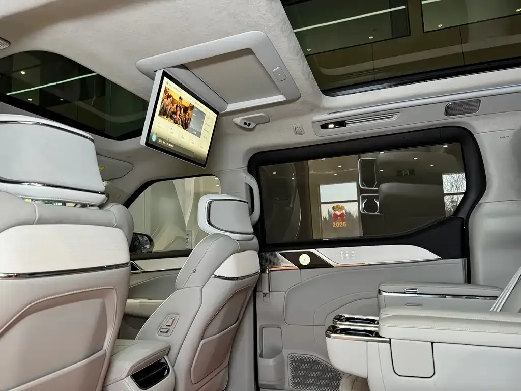 Volvo EM90 2024 из CN, фото 9