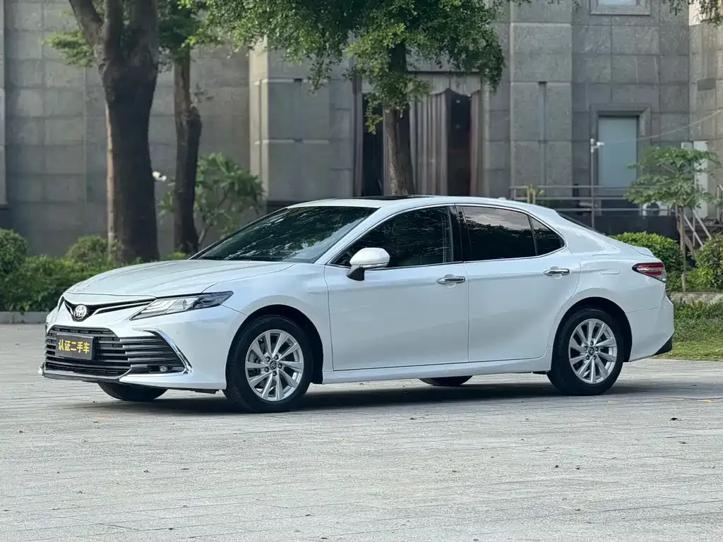 Toyota Camry — фото 1