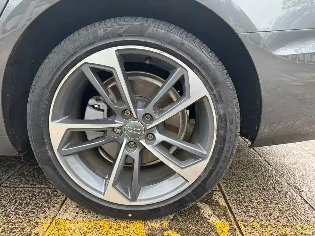 Audi A4L 2021 из CN, фото 4