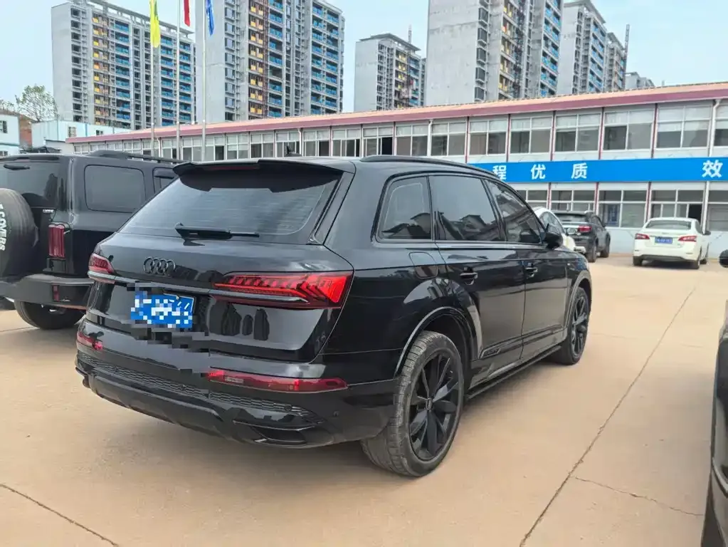 Audi Q7 2023 из CN, фото 2