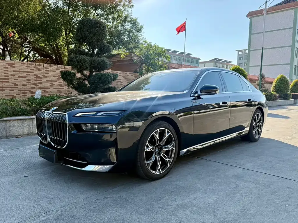 BMW 7 Series — фото 1