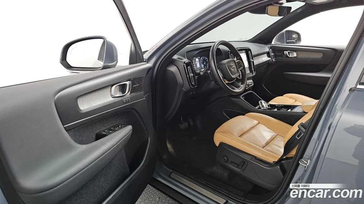 Volvo XC40 — фото 10