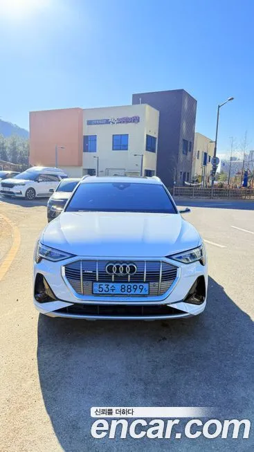 Audi e-tron — фото 1