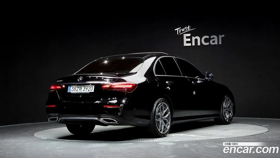 Mercedes-Benz E-Class — фото 2
