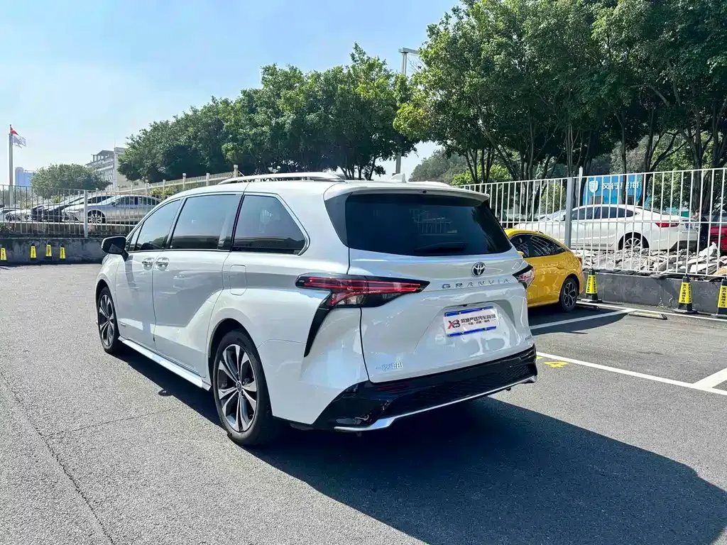 Toyota Granvia 2024 из CN, фото 4