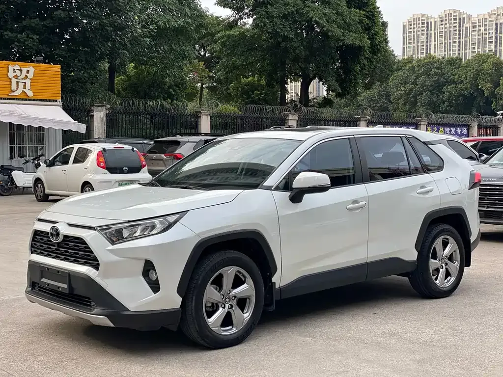 Toyota RAV4 — фото 1