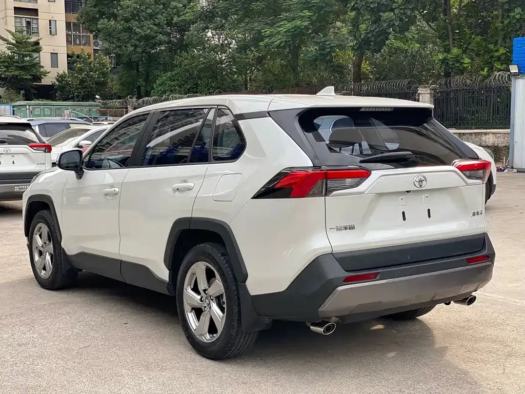 Toyota RAV4 — фото 6