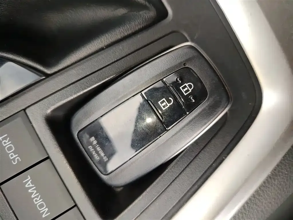 Toyota RAV4 2023 из CN, фото 9