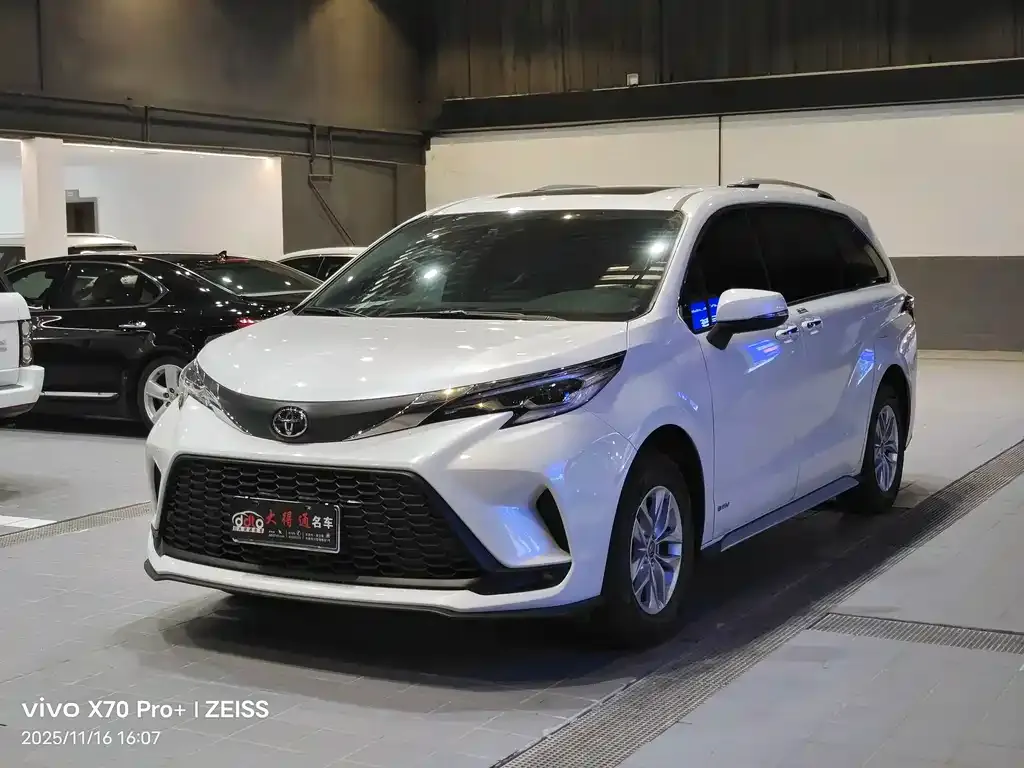 Toyota Granvia — фото 1