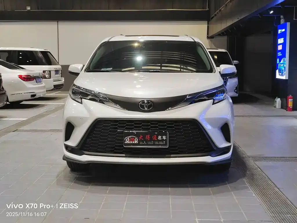 Toyota Granvia — фото 2