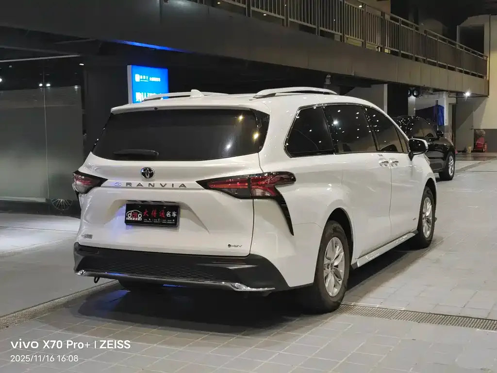 Toyota Granvia — фото 3